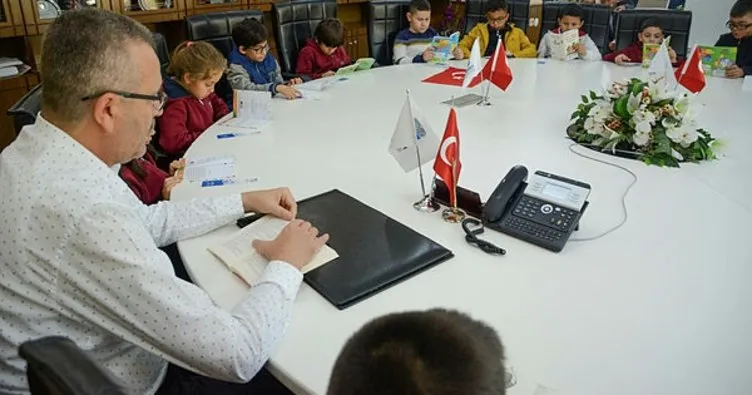 Özkan, Bursa’da öğrencilerle kitap dünyasında yolculuğa çıktı
