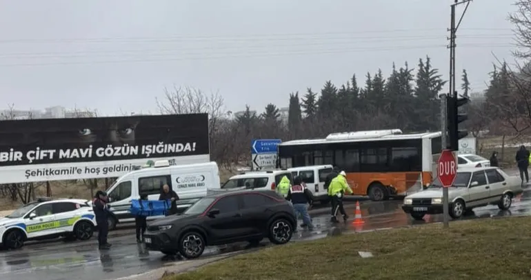 Otobüs otomobile çarptı! 1 ölü, 1 yaralı