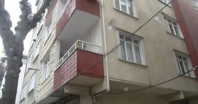 Küçükçekmece'de çatlak oluşan binada inceleme yapıldı Küçükçekmece'de çatlak oluşan binada inceleme yapıldı