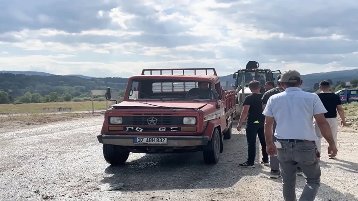 Kastamonu’da kamyonetle çarpışan otomobil yandı Kastamonu’da kamyonetle çarpışan otomobil yandı