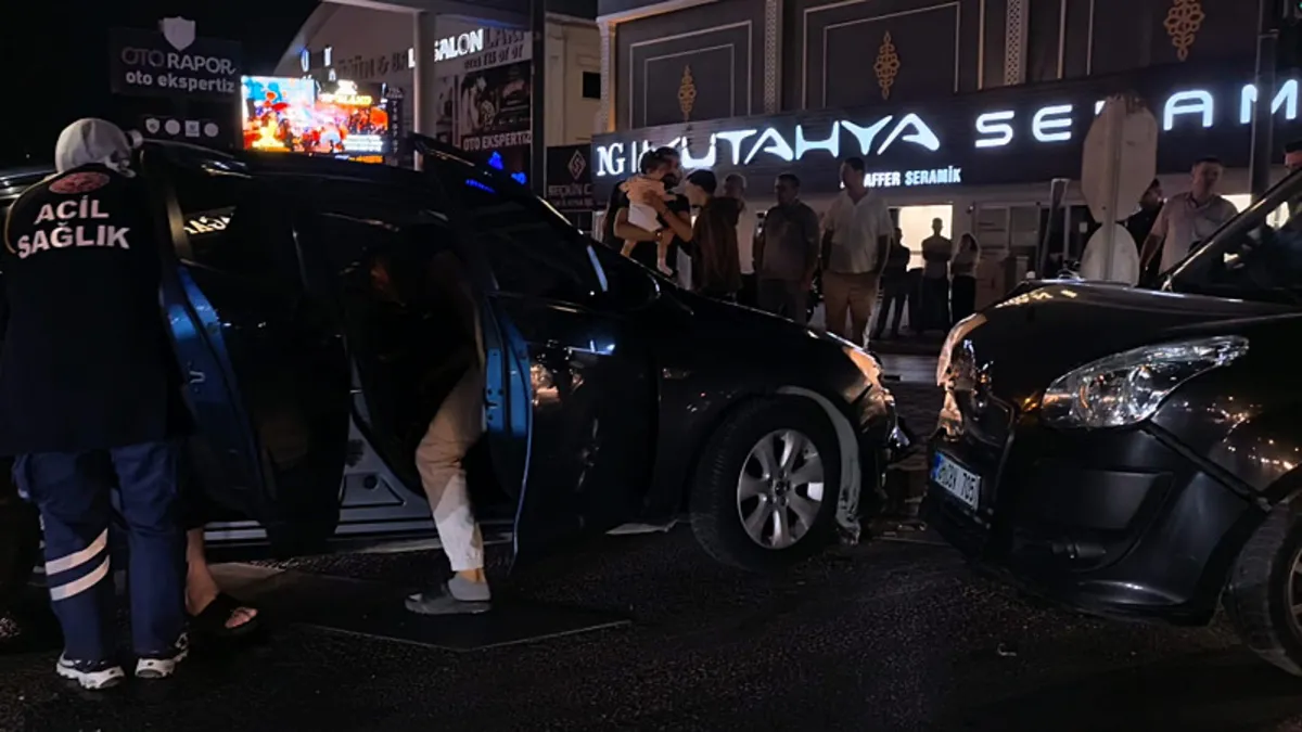 İnegöl’de zincirleme kaza! 3 araç birbirine girdi: Yaralılar var İnegöl’de zincirleme kaza! 3 araç birbirine girdi: Yaralılar var
