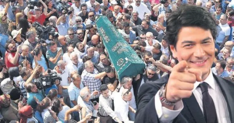 Annesi ile eşi el ele uğurladı