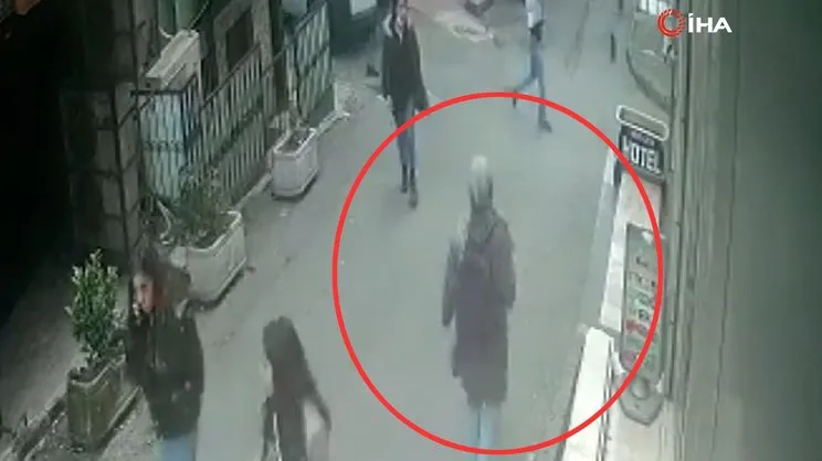 SON DAKİKA: İstanbul Beyoğlu'nda genç kadına dehşet! Çığlıklarına yetişen vatandaşlar... | Video