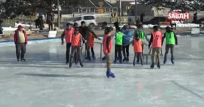 Erzurum’da Afganlı ve Suriyeli çocuklar buz pateni öğreniyor