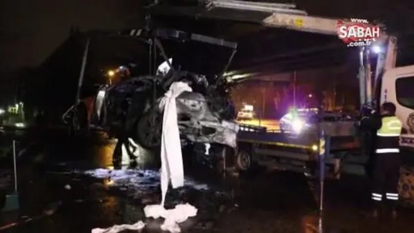 Aydınlatma direklerine çarpıp alev alan otomobilin sürücüsü hayatını kaybetti | Video
