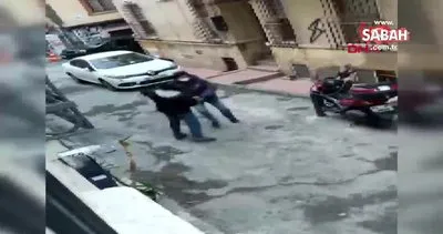 Beyoğlu’nda bir kişinin öldüğü dehşet anları kamerada | Video