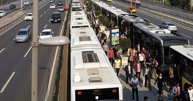 İstanbullular dikkat! Metrobüs kilit oldu...