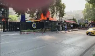 Beyoğlu’nda, üniversitenin yanında yangın!