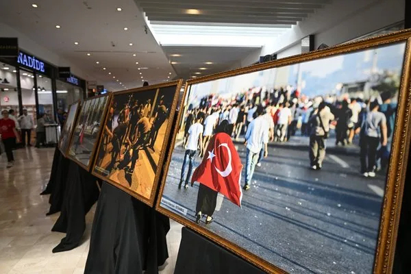 15-temmuz-fotograf-sergisi-adanada-acildi-1751979270311.jpg