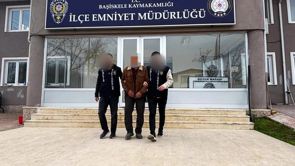 3 ayrı hırsızlık suçundan 8 yıl hapisle aranan şahıs kıskıvrak yakalandı! 3 ayrı hırsızlık suçundan 8 yıl hapisle aranan şahıs kıskıvrak yakalandı!