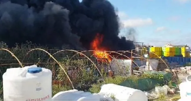 Arnavutköy'de yapı malzemelerinin satıldığı iş yerinde yangın! Arnavutköy'de yapı malzemelerinin satıldığı iş yerinde yangın!