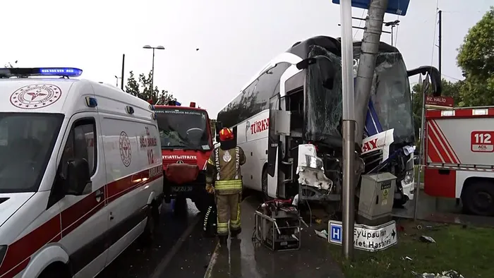 son-dakika-eyupsultanda-yolcu-otobusu-otomobile-ve-direge-carpti-2si-agir-30-yarali-1784961410438.jpg