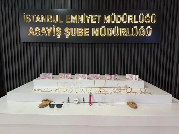 evlere-girip-soygun-yapan-3-kadin-calinti-mallarla-birlikte-takside-yakalandi-1783061487901.jpg