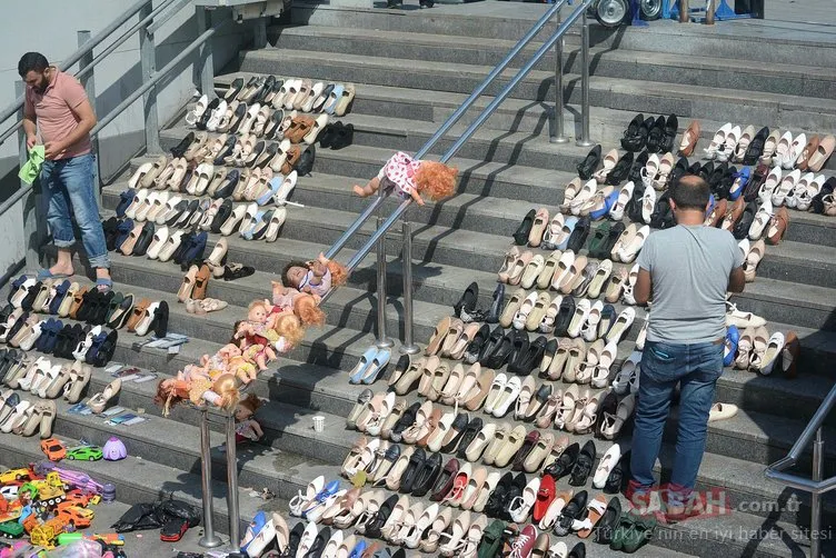Eminönü’nde esnaf, su baskınından kurtardığı ayakkabıları merdivenlere serdi!