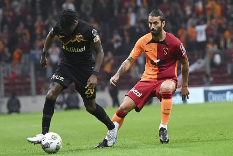 Son dakika haberi: Galatasaray-Kayserispor maçında saha birbirine girdi! Hakem o kararla geceye damga vurdu...