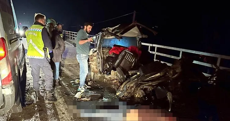 İzmir’de otomobil, köprü korkuluklarına çarptı; 2 ölü, 3 yaralı