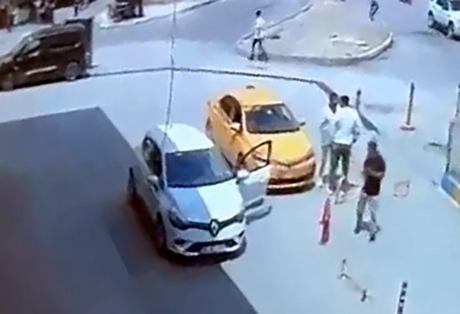 taksici-trafikte-tartistigi-surucu-tarafindan-takip-edilip-bicaklandi-1780059961531.jpg