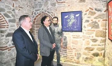 Tarihi hamamda canlı resim performansı