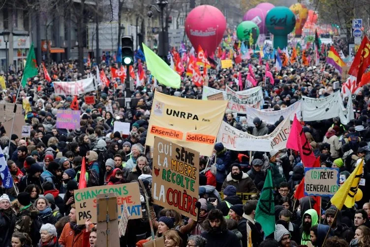 Paris'te polisten göstericilere sis bombasıyla müdahale