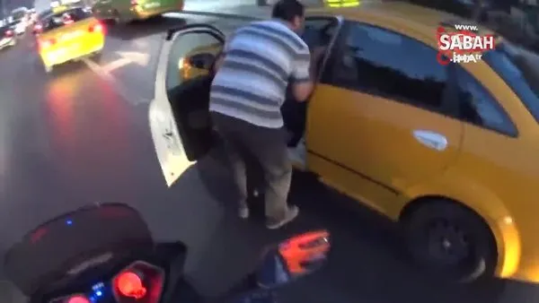 İstanbul'da minibüs şoförünün küfür ettiğini iddia ettiği taksiciyi tekmelediği anlar kamerada!