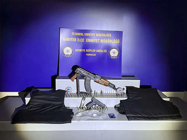 son-dakika-gitar-kutusunda-kalasnikof-tasimislardi-istanbul-sariyerdeki-luks-rezidans-baskininda-interpol-deta-1758780989705.jpeg