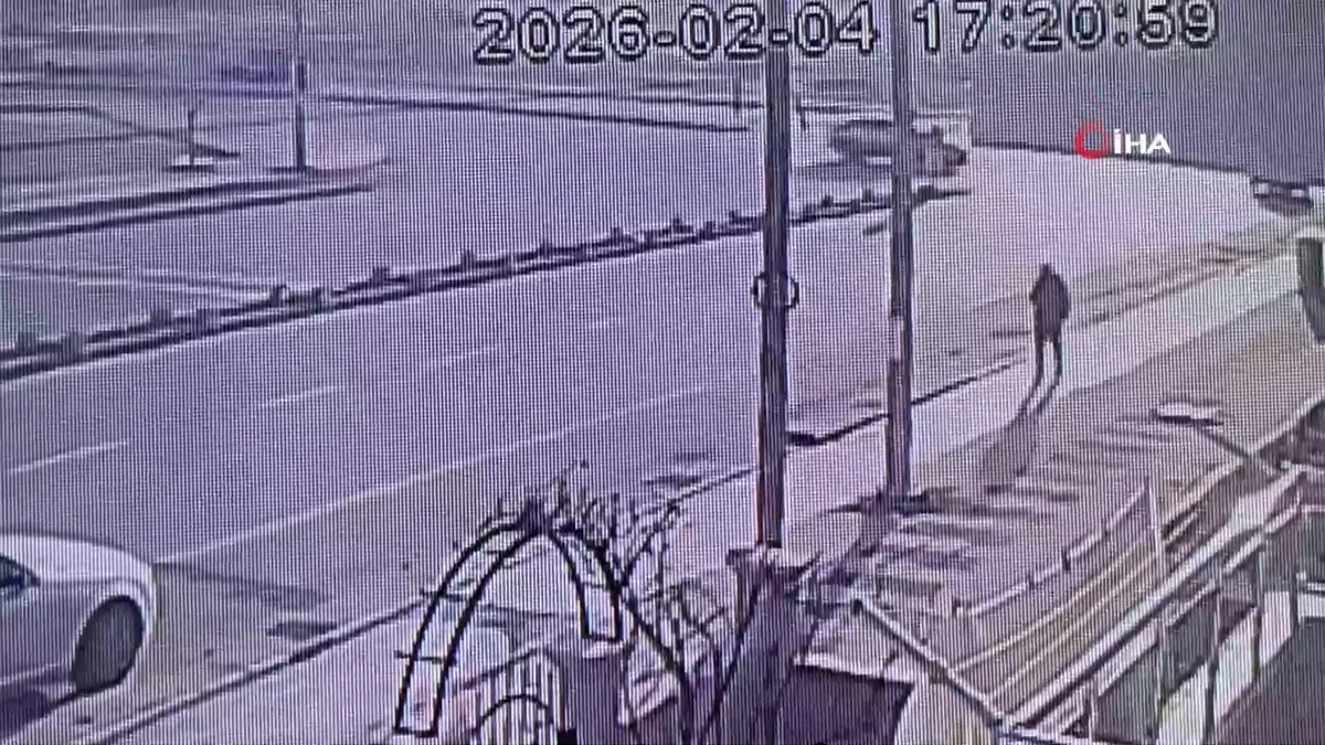 Karaman’da ciple motosikletin çarpıştığı kaza anı kamerada: 1 yaralı | Video videosunu izle Karaman’da ciple motosikletin çarpıştığı kaza anı kamerada: 1 yaralı | Video videosunu izle