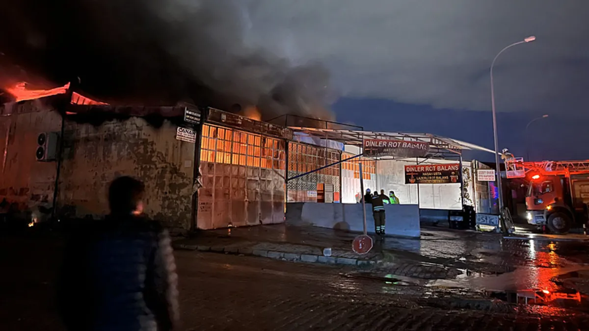 Hatay'da sanayi sitesi yangını! Alevler birçok iş yerine sıçradı Hatay'da sanayi sitesi yangını! Alevler birçok iş yerine sıçradı