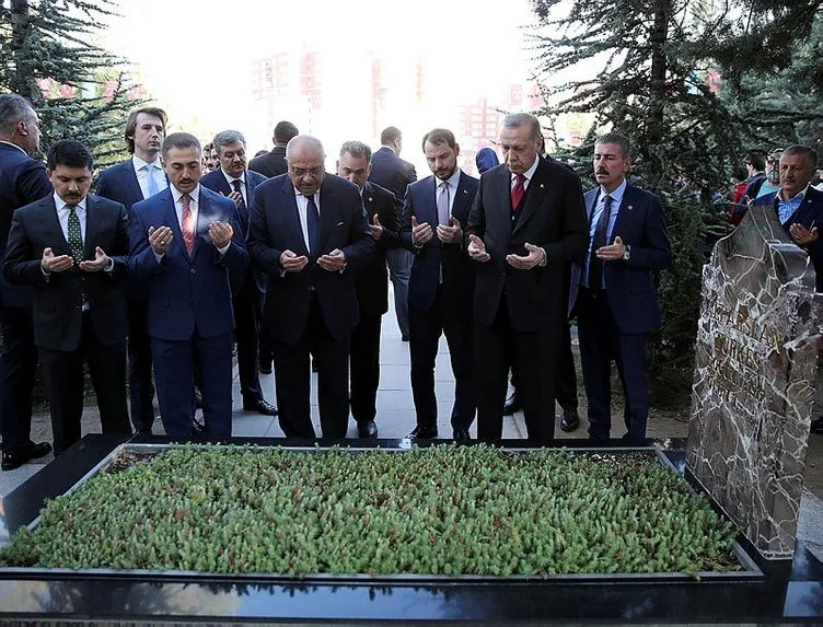 Cumhurbaşkanı Erdoğan Alparslan Türkeş’in mezarını ziyaret etti