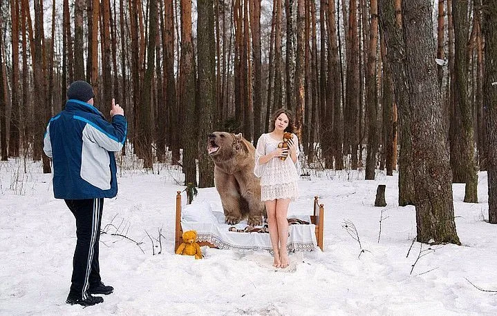 Ayıyla fotoğraf çekimi yapan Rus mankenler
