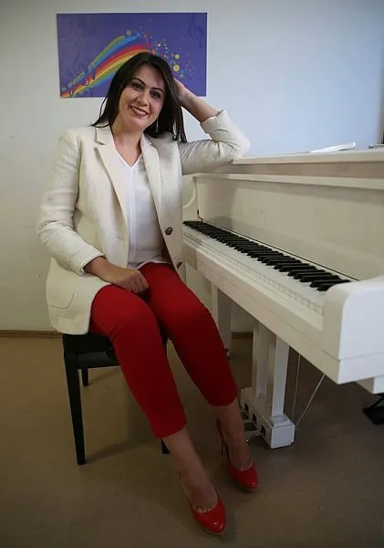 Rus gelin piyanoda Türk yetenekleri keşfediyor