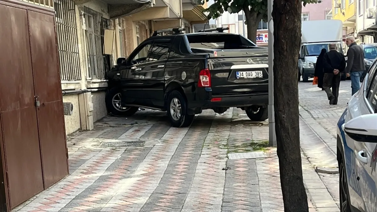 Sultangazi'de akılalmaz feci kaza! Kadın sürücünün aracını park ederken çarptığı dini nikahlı eşi öldü