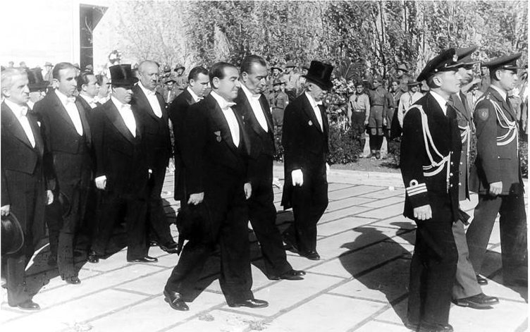 Ankara Üniversitesi  Atatürk’ün cenazesine ait 36 fotoğrafı ilk kez gün yüzüne çıkardı!