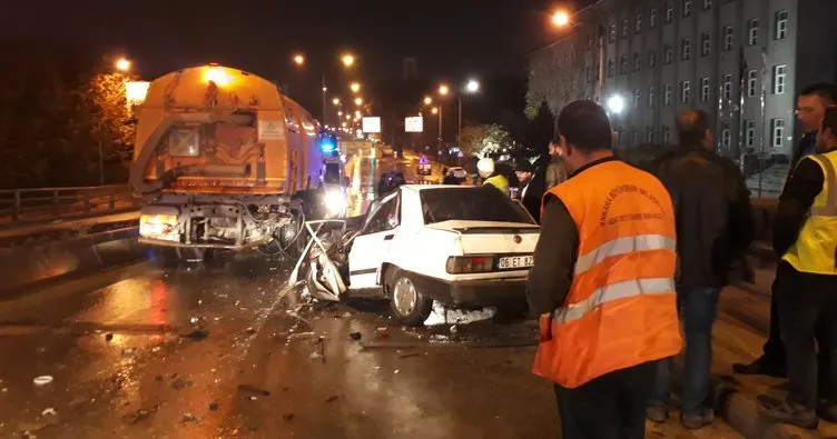 Ankara’da otomobil, belediye temizlik aracına çarptı: 2 yaralı