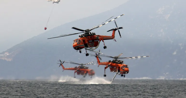 Yunanistan’da korkutan kaza: Yangın söndürme helikopteri göle çakıldı