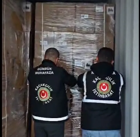 istanbulda-tarihi-kacakcilik-operasyonu-310-milyon-tl-degerinde-elektronik-sigara-ele-gecirildi142-bin-cihaz-y-1793431290943.jpeg