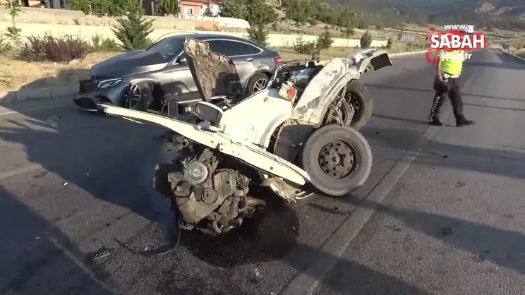 Isparta’da otomobil ile çarpışan minibüs ikiye bölündü...O anlar kamerada | Video