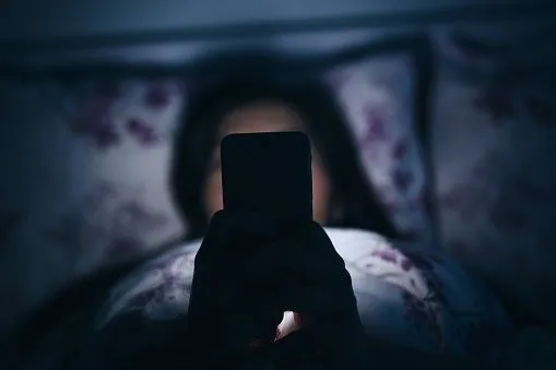 Karanlıkta telefon kullanmak geçici körlüğe mi sebep oluyor?