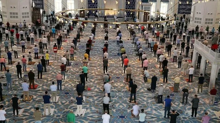 bayram namazi nasil kilinir ve kac rekat diyanet bilgisi ile evde ve cemaatle bayram namazi kilinisi evde bayram namazi kilinir mi son dakika haberler