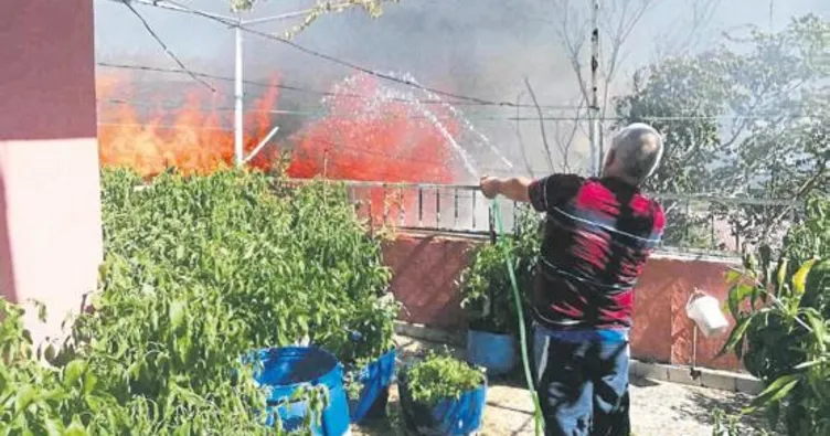 Üç katlı ahşap ev yandı