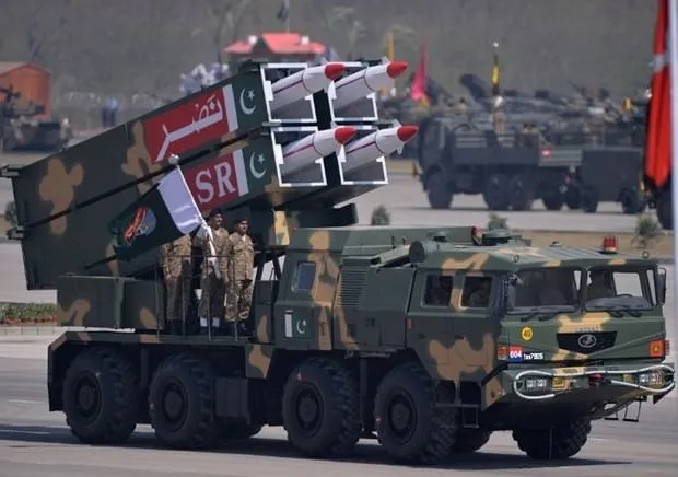 Pakistan yeni silahlarını tanıttı
