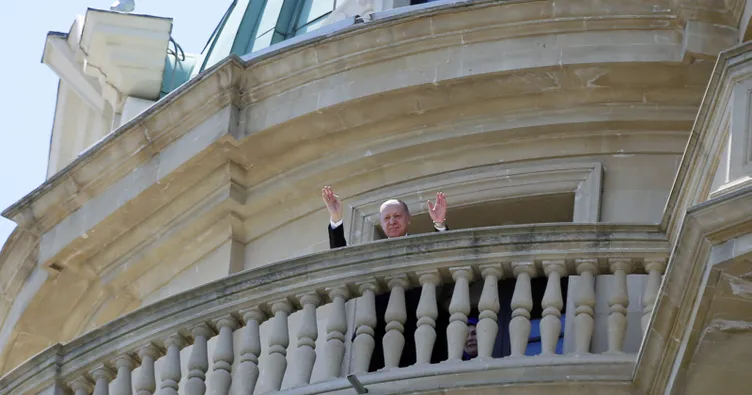 Başkan Erdoğan’a Azerbaycan’da sevgi gösterisi! Otelin balkonundan selamladı...