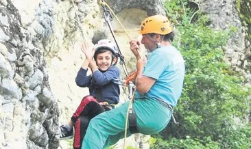 8 yaşında, dedesiyle dağlara tırmanıyor