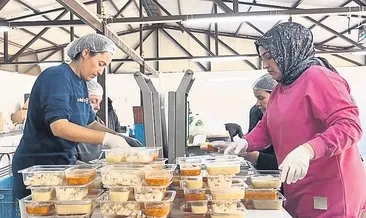 Menemen’de her gün 10 bin kişiye yemek