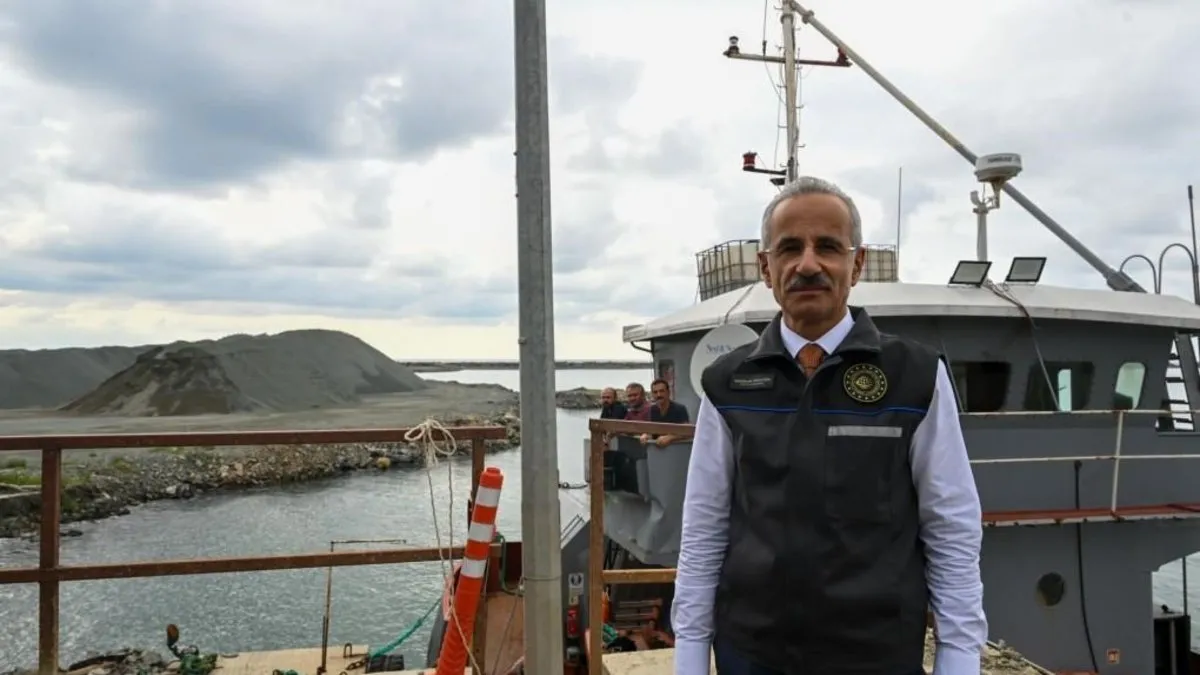 Karadeniz’de nefes kesen operasyon! Bakan Uraloğlu açıkladı: 35 metreküp yakıt denize sızmadan tahliye edildi
