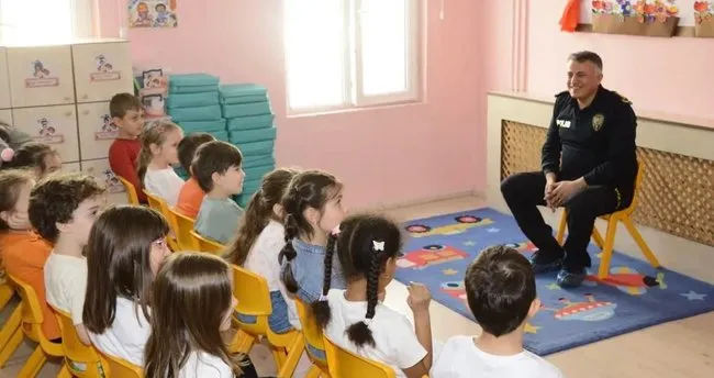 Çocuklara hediyeler verip polislik mesleğini anlattı