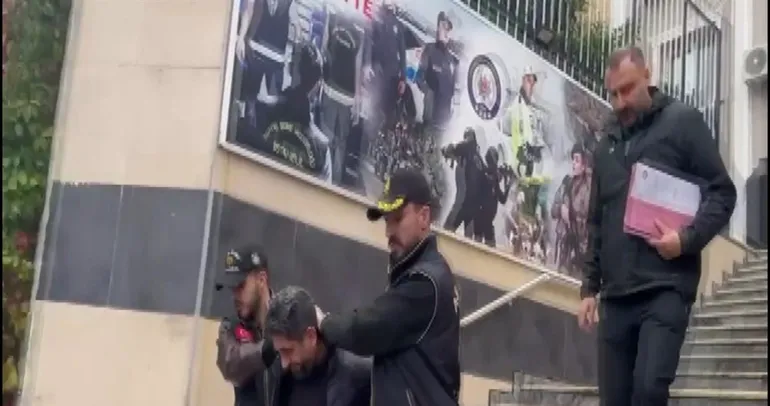 İstanbul’da biri 12 diğeri 25 yıl hapis cezasıyla aranan firari 2 kardeş kıskıvrak yakalandı!