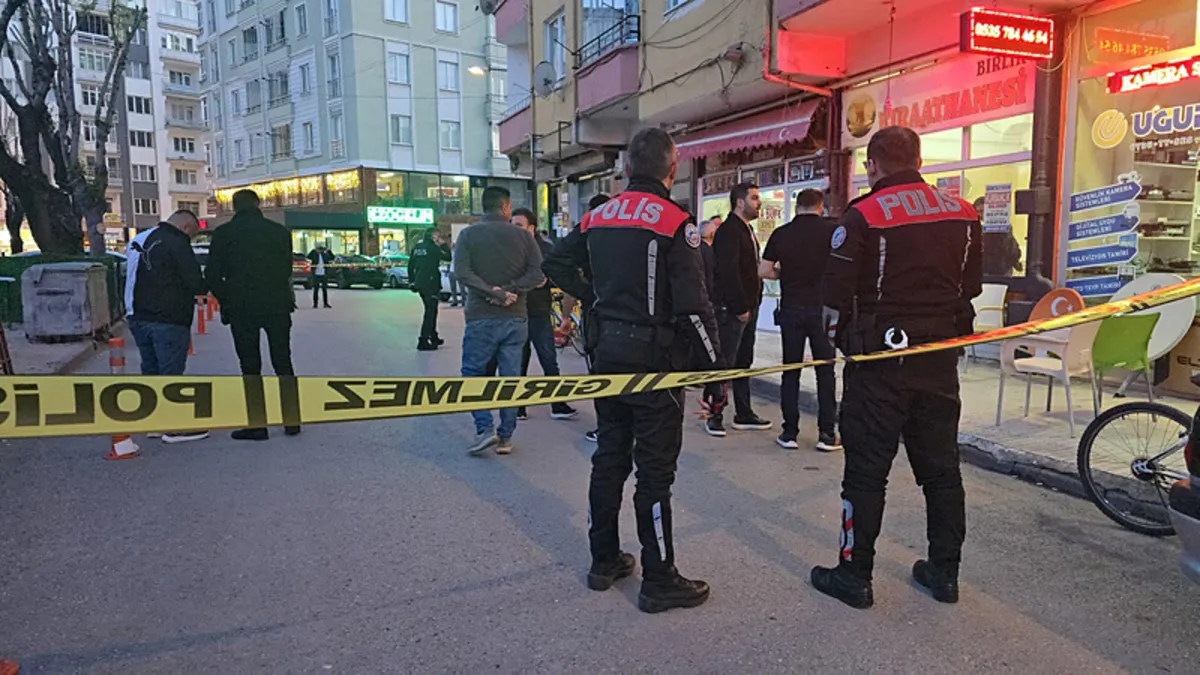 Kavgada çıkardığı silahla kendini vurdu! Kavgada çıkardığı silahla kendini vurdu!