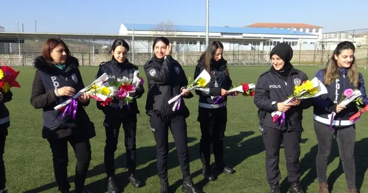 Silvan’da kadın polisler, kadın sporculara çiçek dağıttı