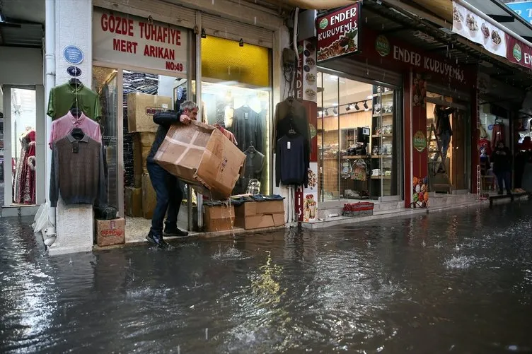 İzmir sağanağa teslim oldu! Yağış kütlesi radara yansıdı: Tarihi Kemeraltı Çarşısı 3 günde 2 kez sular içinde kaldı