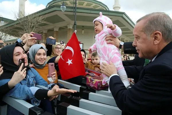 Cuma namazını Millet Camii'nde kılan vatandaşlardan Cumhurbaşkanı Erdoğan'a sevgi seli